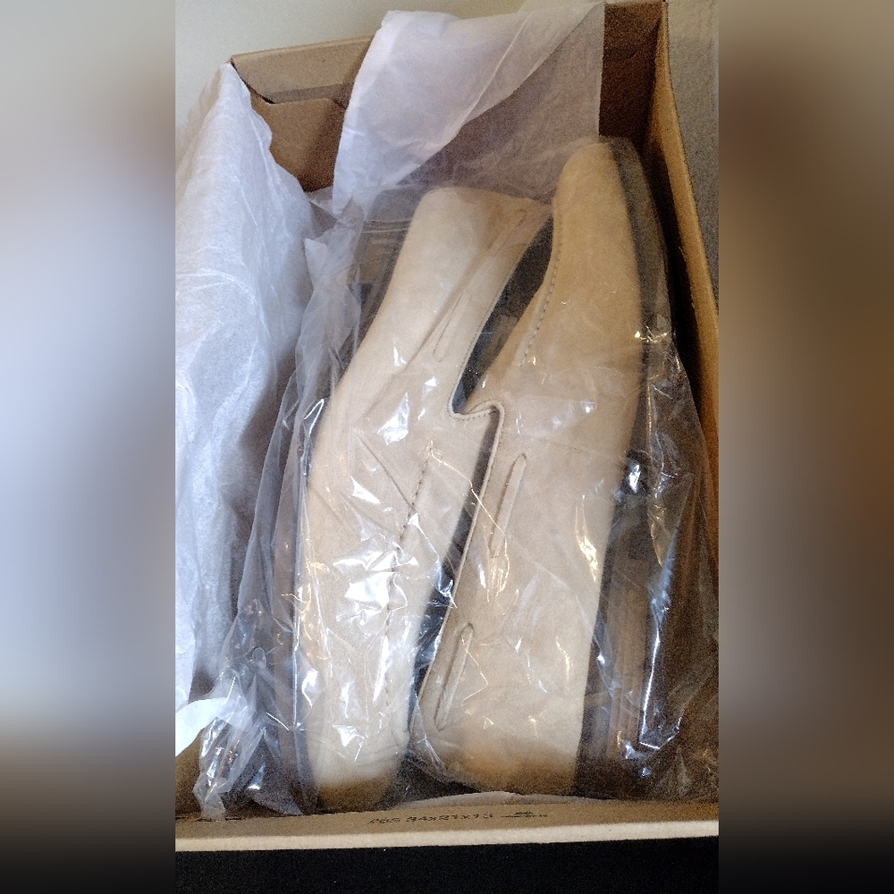 NIB MEN'S CLARKS TAUPE LOAFERS - Picture 3 of 12